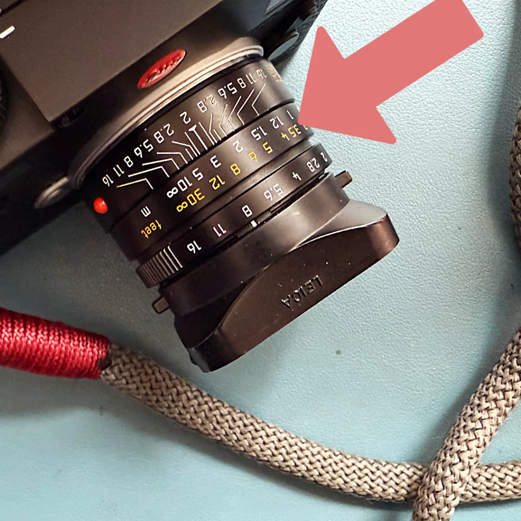 Fokusring mit Distanzinformationen am 35mm Objektiv. Zone-Focus mit der Leica M